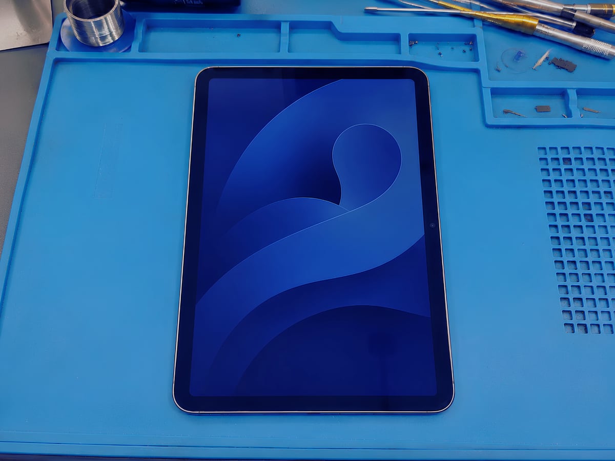 An iPad on the workbench, display and touch working normally after a screen replacement in Bangalore